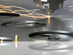 CNC Lazer kesim yapılan üretim hem otomasyonu sağlamakta hem de üretim hatasını azaltmaktadır.